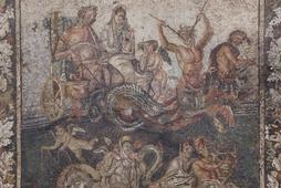 Posejdon i Amfitryta w powozie ślubnym ciągniętym przez Trytona. Rzymska mozaika z tzw. Domu Wielkiego Księcia w Pompejach, obecnie wystawiana w Narodowym Muzeum Archeologicznym w Neapolu, I wiek p.n.e.