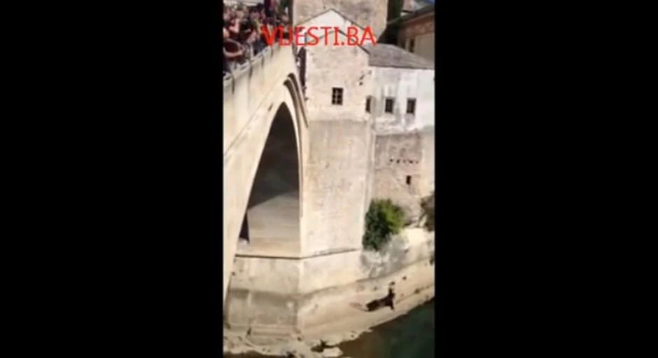 Turistkinja skače sa Starog mosta u Neretvu