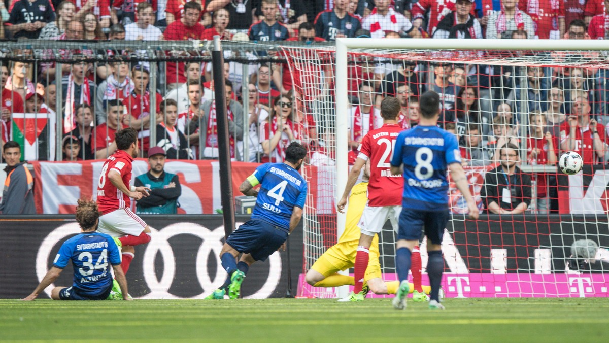 Bayern Monachium pokonał SV Darmstadt 98 1:0 (1:0) w meczu 32. kolejki Bundesligi. Gola na wagę zwycięstwa gospodarzy strzelił Juan Bernat. Robert Lewandowski spędził na placu gry całe spotkanie.