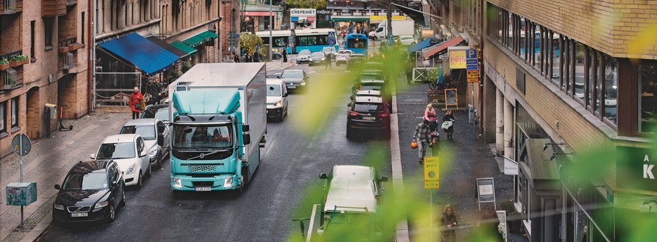 Od marca Volvo Trucks oferuje w Polsce elektryczne ciężarówki FE i FL przeznaczone do miejskiej logistyki. Ich zasięg sięga 300 km, co wystarczy do intensywnej pracy przez cały dzień