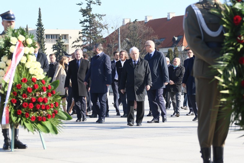 10. rocznica katastrofy smoleńskiej. Bez maseczek i zachowania dystansu