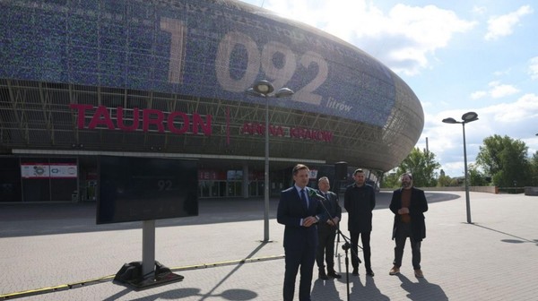 Licznik śladu wodnego na elewacji Tauron Areny to kontynuacja projektu, który ma zwrócić uwagę na poważne problem związane z naszym środowiskiem. W 2021 r. działał tu licznik emisji dwutlenku węgla, rok później licznik ginących gatunków, a 2023 r. licznik wylesienia.