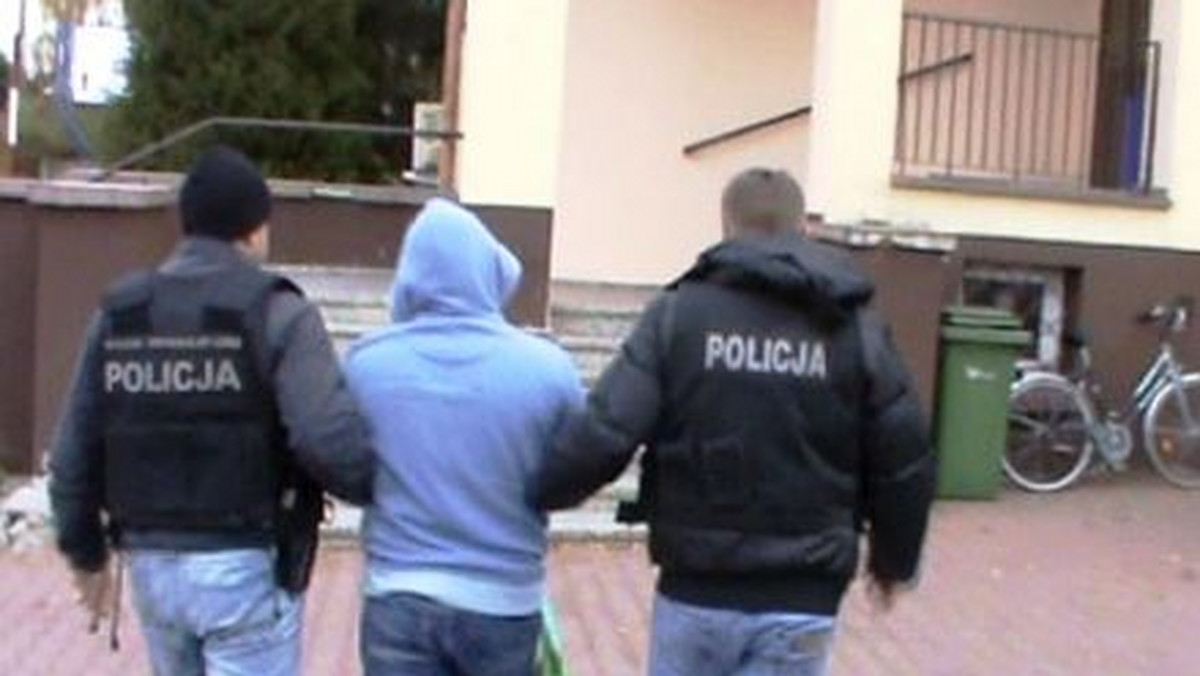 Po niespełna 4 godzinach policjanci zatrzymali sprawców napadu na sklep jubilerski w Działoszynie. Zatrzymanym grozi kara do 15 lat pozbawienia wolności.
