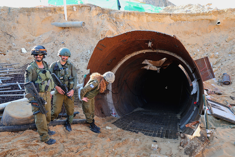 Izraelczycy po odkryciu tunelu Hamasu.