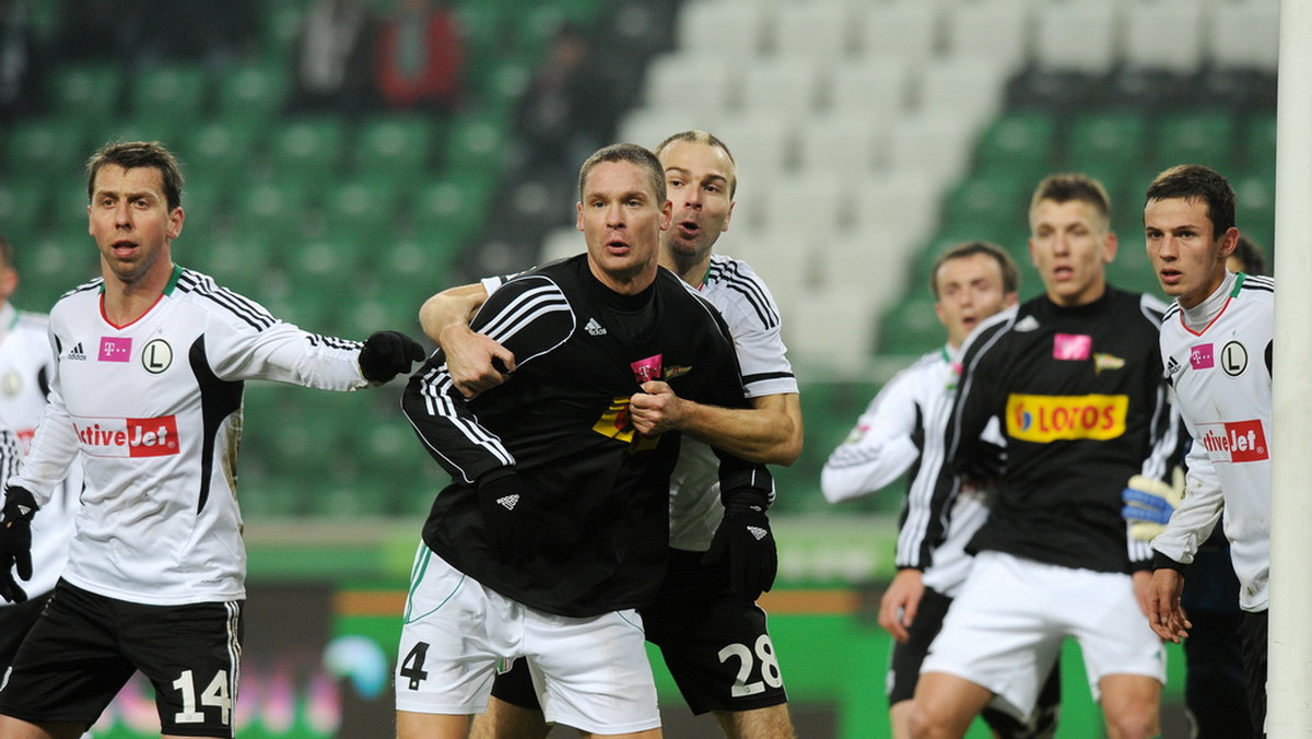 Już w czwartek Legia Warszawa zmierzy się na swoim stadionie w meczu Ligi Europy ze Sportingiem Lizbona. O przygotowaniach do tego spotkania opowiada obrońca Legii, Jakub Wawrzyniak, który mimo słabszej ostatnio postawy graczy z Portugalii twierdzi, że to nadal oni są faworytami.