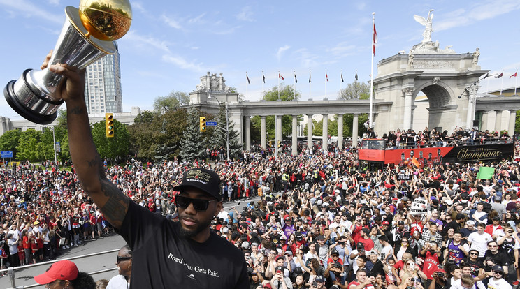 A Raptors játékosai együtt ünnepeltek a hatalmas tömeggel / Fotó: Northfoto