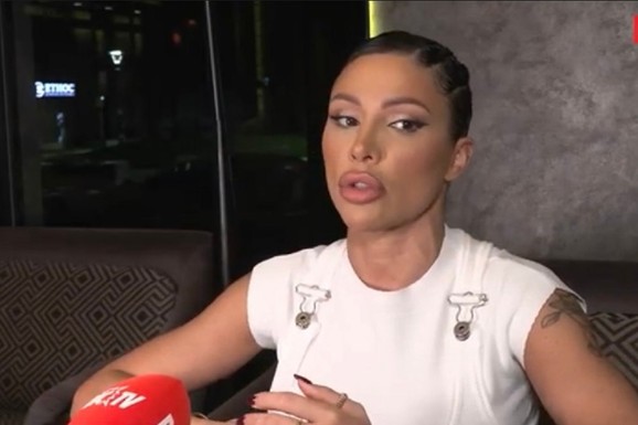 "POPOVI NEĆE DA KAŽU DA JE OVO DOBRA FORA" Sandra Afrika o izjavi da će KRSTITI KUČE zbog koje je reagovala crkva, trudnoći i tačnoj ceni najskuplje pesme: "Zadnje pare iz kuće sam dala" (VIDEO)