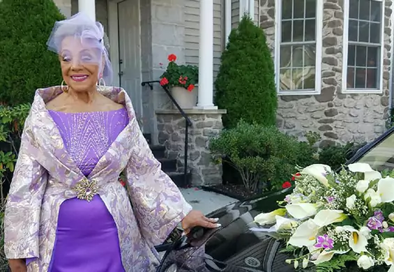 86-letnia babcia wzięła ślub w sukni, którą sama zaprojektowała. Sto lat młodej parze!