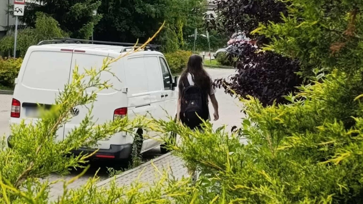 Chodził za dziećmi, stał pod blokiem. Kielczanie wrzucili go do sieci. Co zrobiła policja?