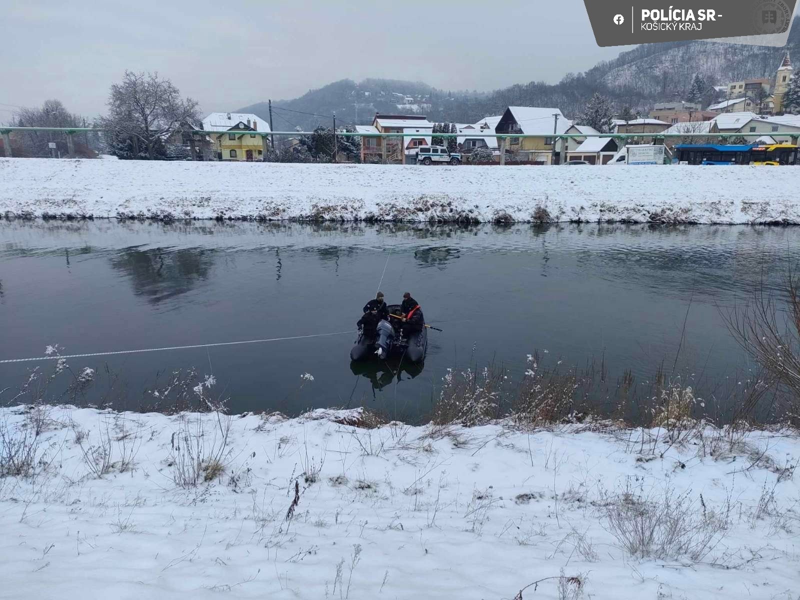 Polícia vytiahla z rieky Hornád bezvládne telo.