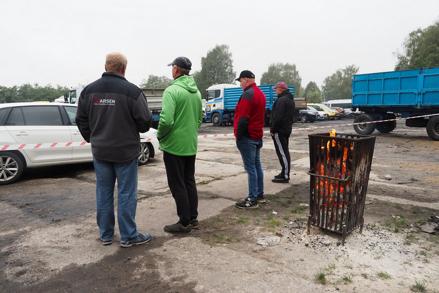 Kolejki po węgiel przed kopalnią Sobieski