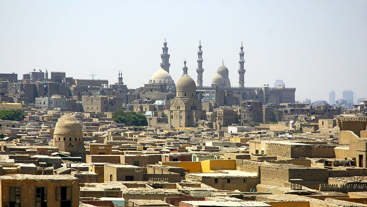 W Egipcie podczas rozpoczynającego się w środę ramadanu - świętego miesiąca postu w islamie - nie będzie obowiązywał czas letni, a mieszkańcy tego kraju do końca września trzykrotnie przestawią zegarki - pisze we wtorek agencja EFE.