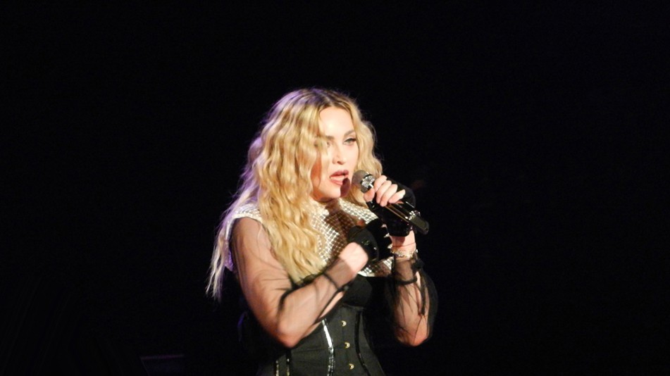 Paparazzi fotókon a 66 éves Madonna! Egy 28 éves sráccal kapták le a dívát