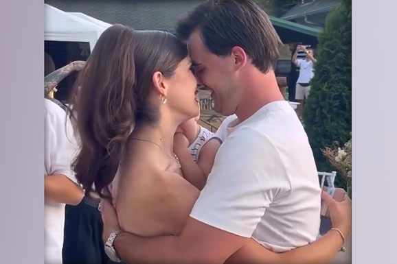 TREĆI PUT OŽENIO ISTU ŽENU Naš pevač (30) napravio gala svadbu: Stevan Piale uzeo mikrofon, pa pao strastven poljubac mladenaca (Video)