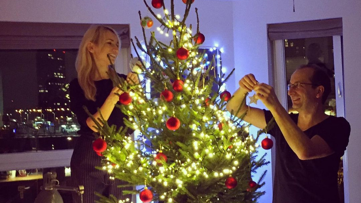 Robert Górski i Monika Sobień-Górska ubierają świąteczne drzewko