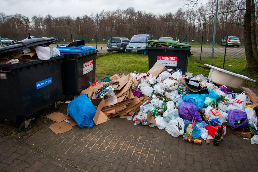 Trudno zgłosić zalegające śmieci