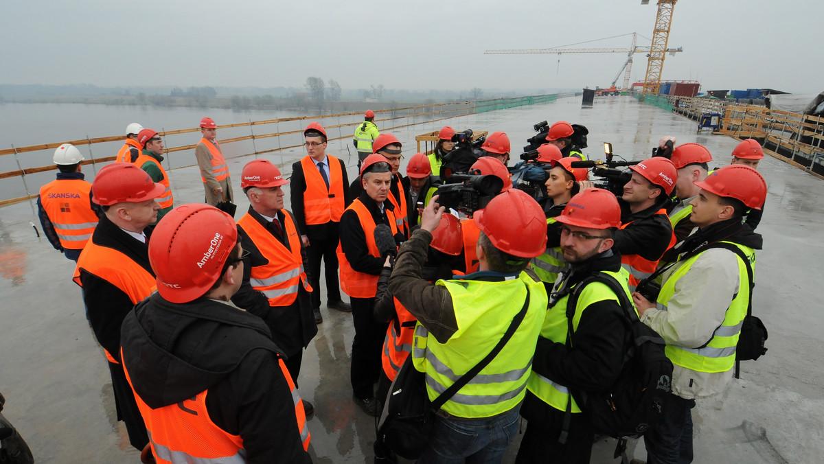 Najdłuższy w Polsce most o długości prawie dwóch kilometrów na autostradzie A-1 połączył brzegi Wisły koła Grudziądza (woj. kujawsko-pomorskie). Minister infrastruktury Cezary Grabarczyk chwalił w poniedziałek budowę, którą wizytował.
