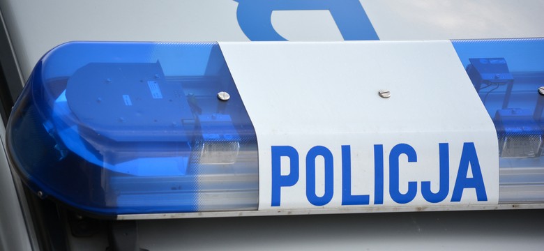 Dwulatka pozostawiona w nocy w aucie. Ratownicy musieli wybić szybę