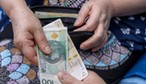 Dodatek emerytalny w wysokości 300 zł miesięcznie czeka. To dożywotnie świadczenie jest wciąż mało znane wśród seniorów