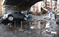 Katastrofalne powodzie we Włoszech. Mieszkańcy ratowali się ucieczką na dachy
