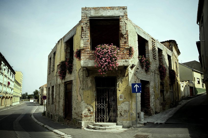 Autor fotografije: Atdhe Mulla “Već smo dosta novih zakona usvojili ali je njihovo sprovođenje upitno a to se neće promijeniti ulaskom u Europsku uniju. Mentalitet jednog naroda teško je promijeniti preko noći pa tako ni činjenica da smo “danas u Europi” neće puno utjecati na naš život, pedagog, 30, Zagreb, Hrvatska.