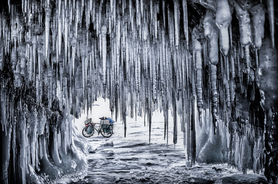 I miejsce w kategorii "Przyroda: Ziemia, Powietrze, Ogień, Woda - pojedyncze zdjęcie" - Jakub Rybicki (Polska) - 800 km na rowerze przez zamarznięte jezioro Bajkał, wyspa Ogoy (Rosja)