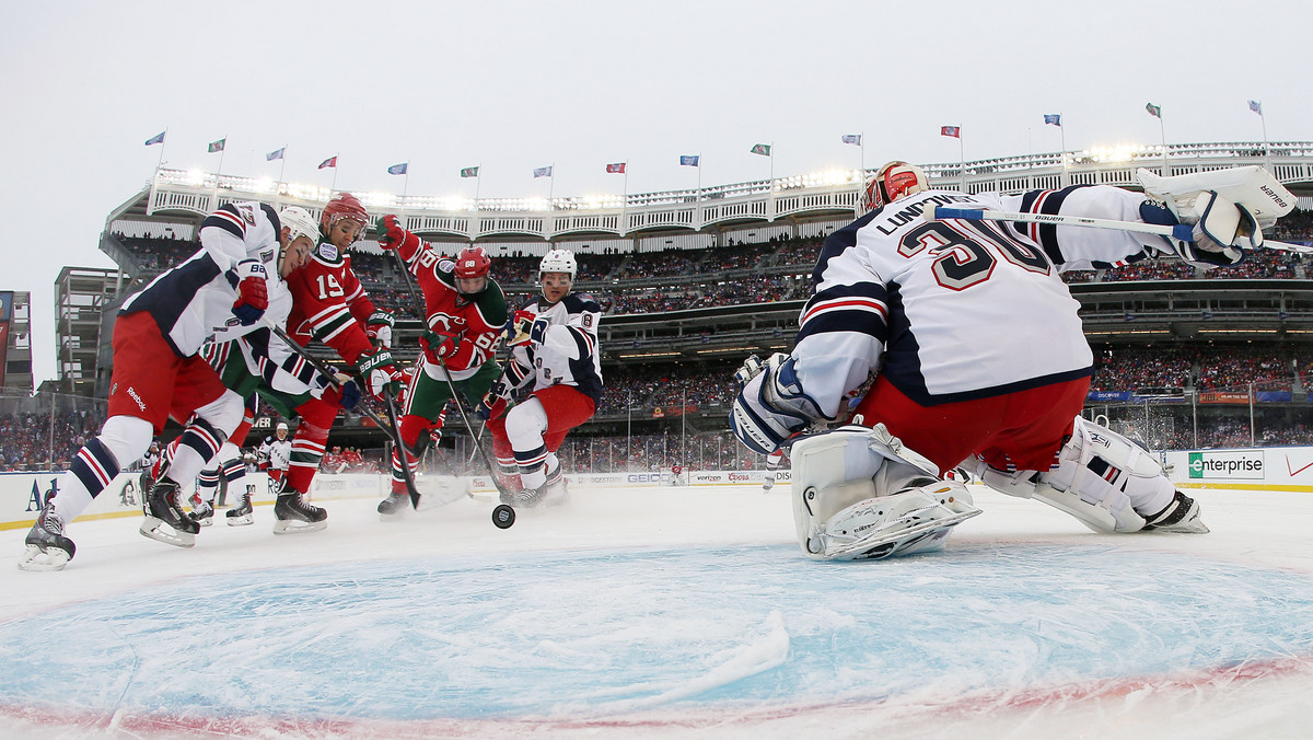 Stadion Jankesów to świątynia nowojorskiego sportu, ale w hokeja na lodzie grano na nim po raz pierwszy. New York Rangers rozbili New Jersey Devils 7:3 w kolejnym meczu z serii spotkań na świeżym powietrzu.