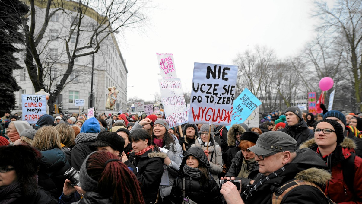 W stolicy rozpoczęła się coroczna manifestacja organizowana z okazji Dnia Kobiet - Wielka Manifa Warszawska. To już XV edycja manifestacji, której tegoroczne hasło brzmi: "Równość w szkole - w domu - w pracy".