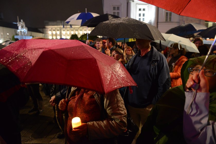 Manifestacja przed Pałacem Prezydenckim