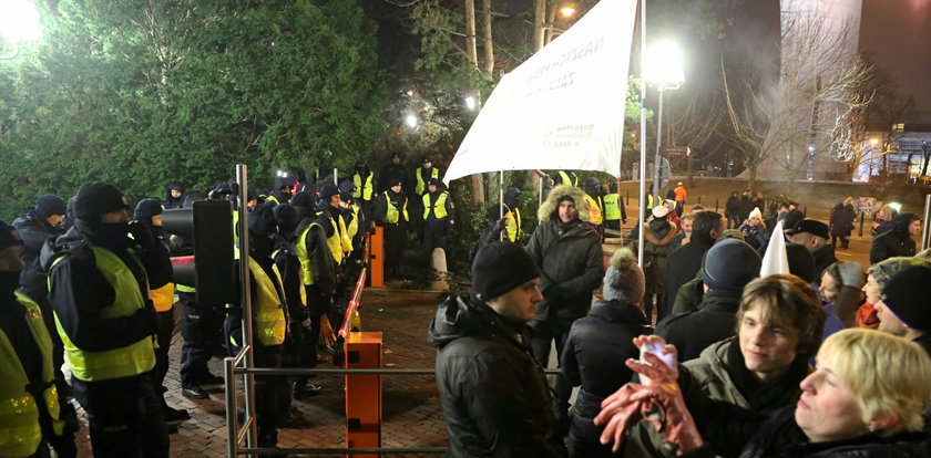 Policja użyła siły przed Sejmem. FILMY