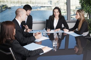 Międzynarodowe stowarzyszenia prawnicze kontra globalne kancelarie