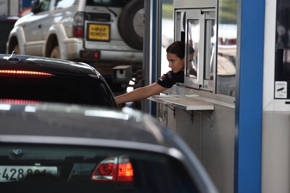 (VIDEO) "OVDE JE POLA SRBIJE!" Egzodus Srba u ovaj grad u komšiluku, na granici čekali više od 8 sati, a za ceo put regularno treba 2,5 sata