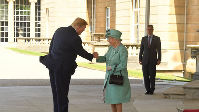 Donald Trump elárulta, közelebb állt II. Erzsébethez, mint azt bárki gondolta volna: „Nagyszerű volt a kémia közöttünk”