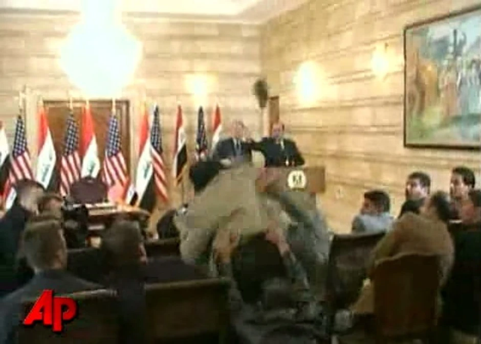 Sada već čuveni trenutak kada al Zaidi cipelom gađa Džordža Buša