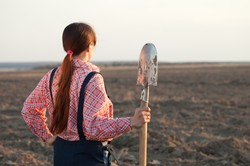 "Brak potencjalnych żon dla rolników". Kobiety odważniej niż mężczyźni uciekają z polskich wsi