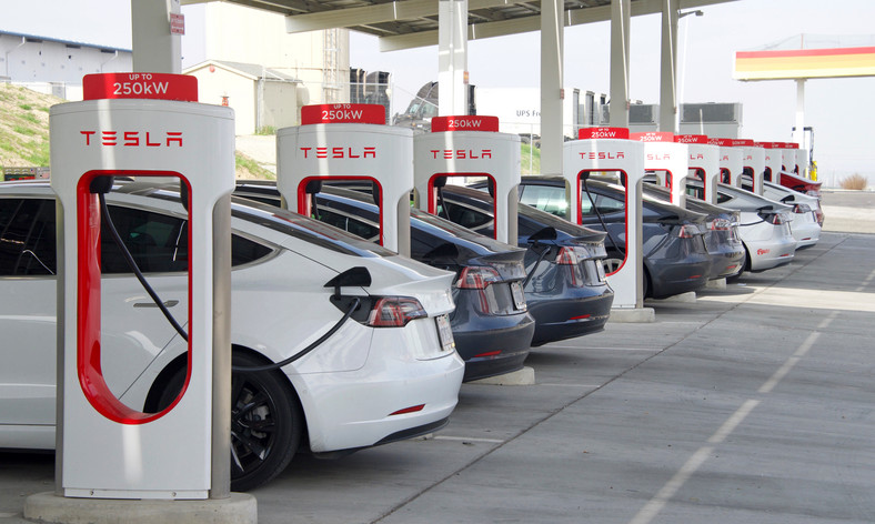 Tesla jest jedną z najchętniej wybieranych marek aut elektrycznych w Polsce