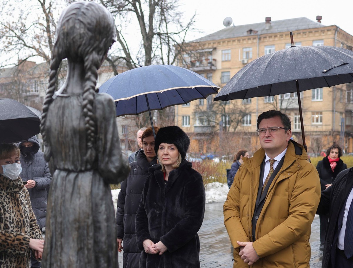 Szef brytyjskiej dyplomacji Liz Truss (C) i minister SZ Ukrainy, Dmitro Kułeba