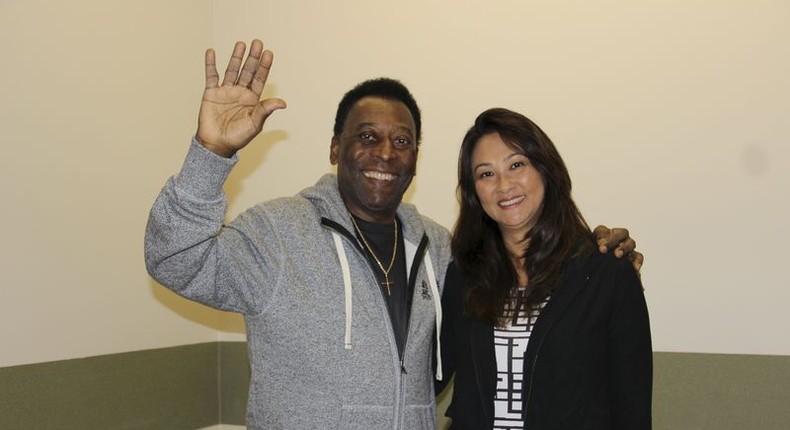 Brazilian soccer legend Pele (L) waves with his wife Marcia Cibele Aoki at the Albert Einstein Hospital in Sao Paulo in this May 9, 2015 handout photograph from his family, courtesy of the hospital.  REUTERS/Picture courtesy of family/Handout via Reuters