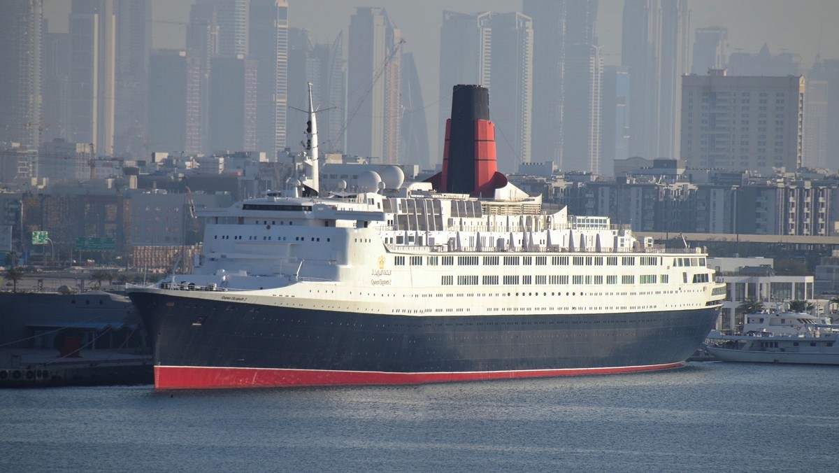 Liniowiec "Queen Elizabeth 2" jest bardzo piękny, jedyny taki pośród wielkich statków oceanicznych. Jednak niedługo zakończy morski żywot, a równie urodziwego następcy nie ma. Dlaczego nie buduje się więcej takich statków? Bo piękno poległo w starciu z ekonomią.