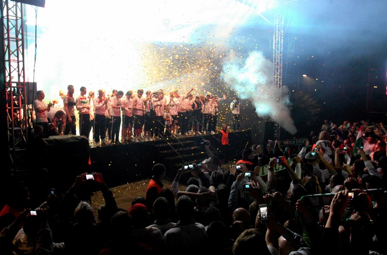 Tak legioniści fetowali mistrzostwo na ulicach Warszawy