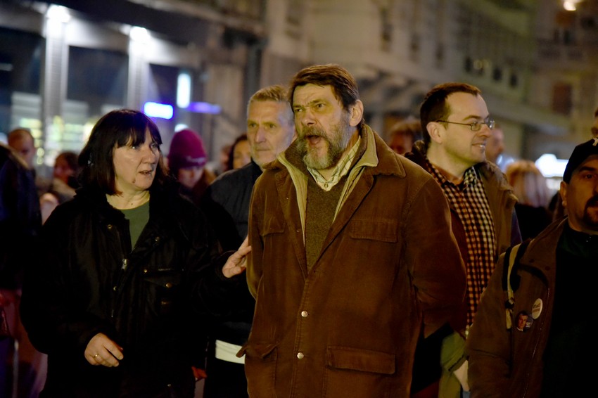 Deo okupljenih zatražio je odmah odgovore zašto je najavljen moguć izlazak na izbore