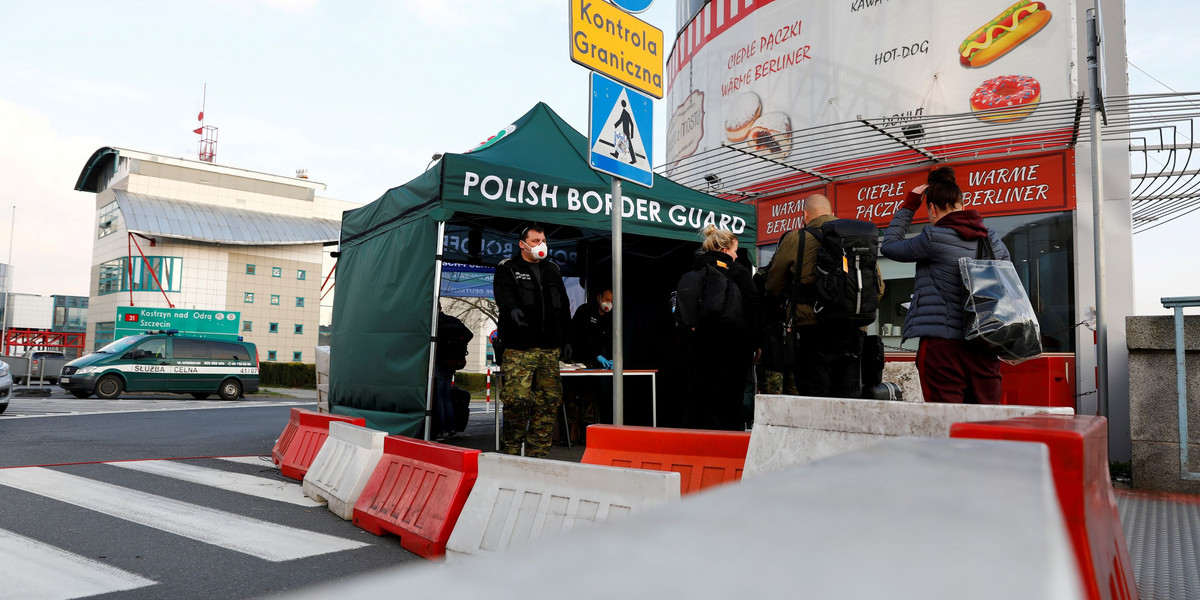 Na zdjęciu: polscy strażnicy graniczni przeprowadzają kontrole na granicy polsko-niemieckiej, marzec 2020.