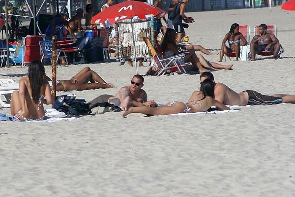 Gwiazdy serii "Szybcy i wściekli" na plaży w Rio "przyłapani" przez paparazzich