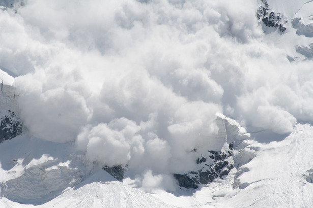 Lawina porwała 10 narciarzy w regionie Vorarlberg w Austrii