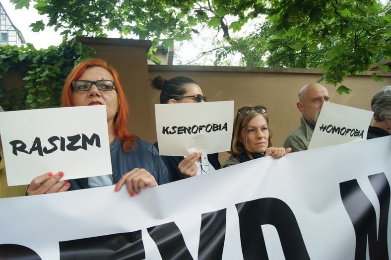 Protest przed kościołem w Poznaniu