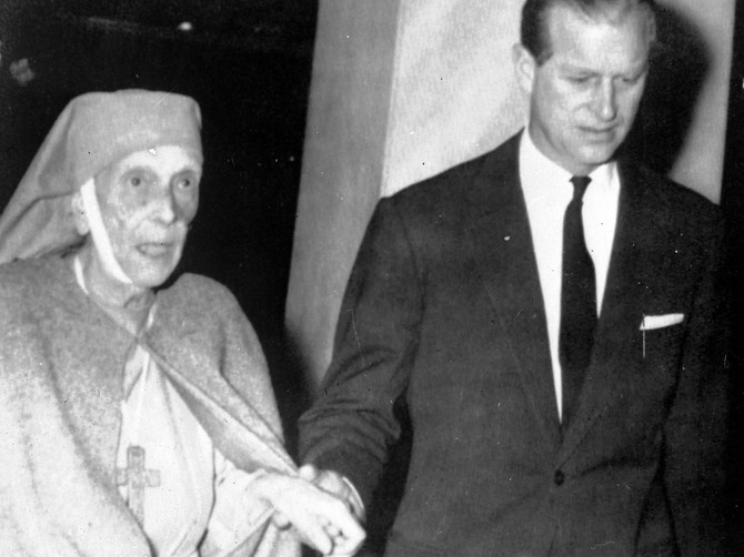 O teškom životu majke princa Filipa se retko priča