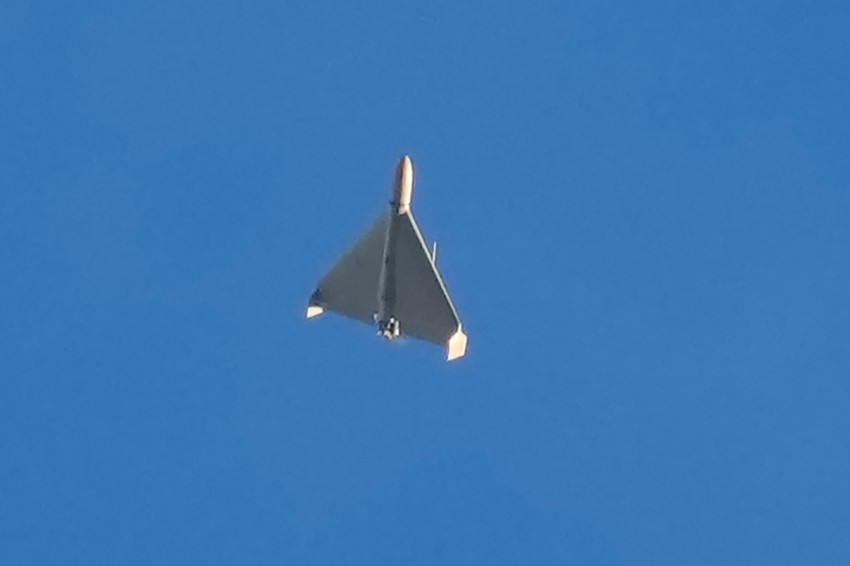 Dron u vazduhu nekoliko sekundi pre napada na zgrade u Kijevu, Ukrajina, 17. oktobra 2022.