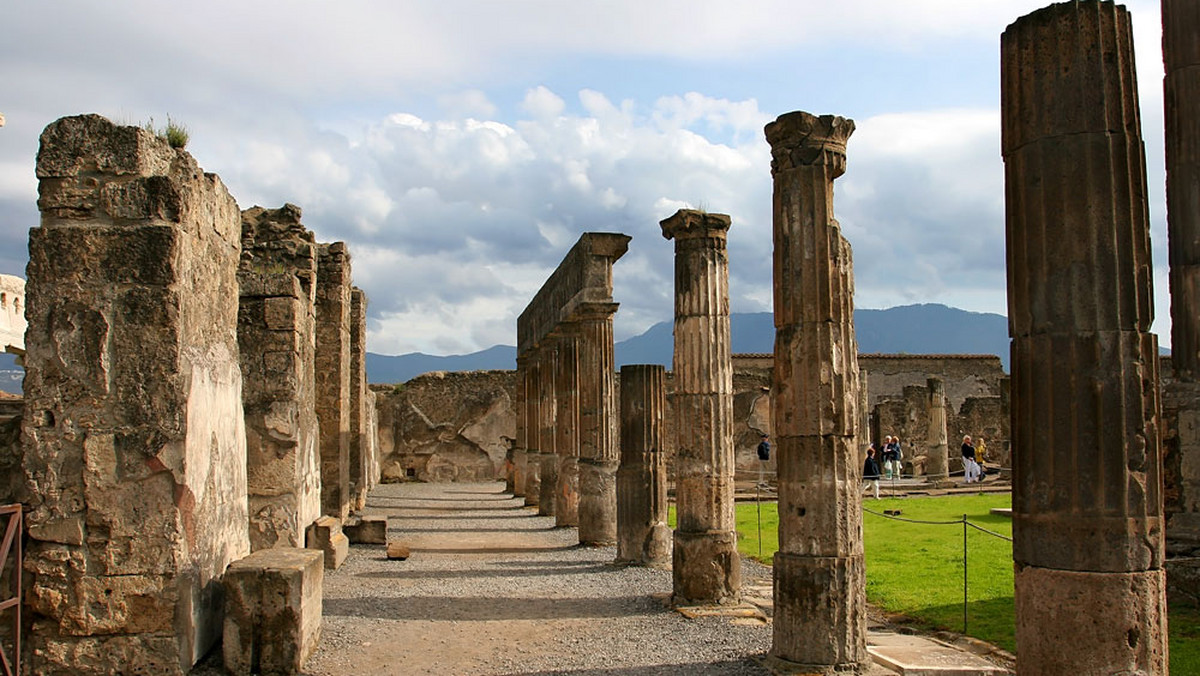 Wykopaliska archeologiczne w Pompejach są zagrożone, nie ma ani minuty do stracenia, sytuacja jest dramatyczna - ostrzega włoskie Obserwatorium ds. dziedzictwa kulturowego. Alarm podniosło ponownie po tym, gdy niedawno oderwał się tam tynk w Świątyni Jowisza.