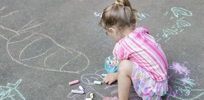 Julia rysowała po chodniku. To sąsiad złośnik zrobił jej rodzicom