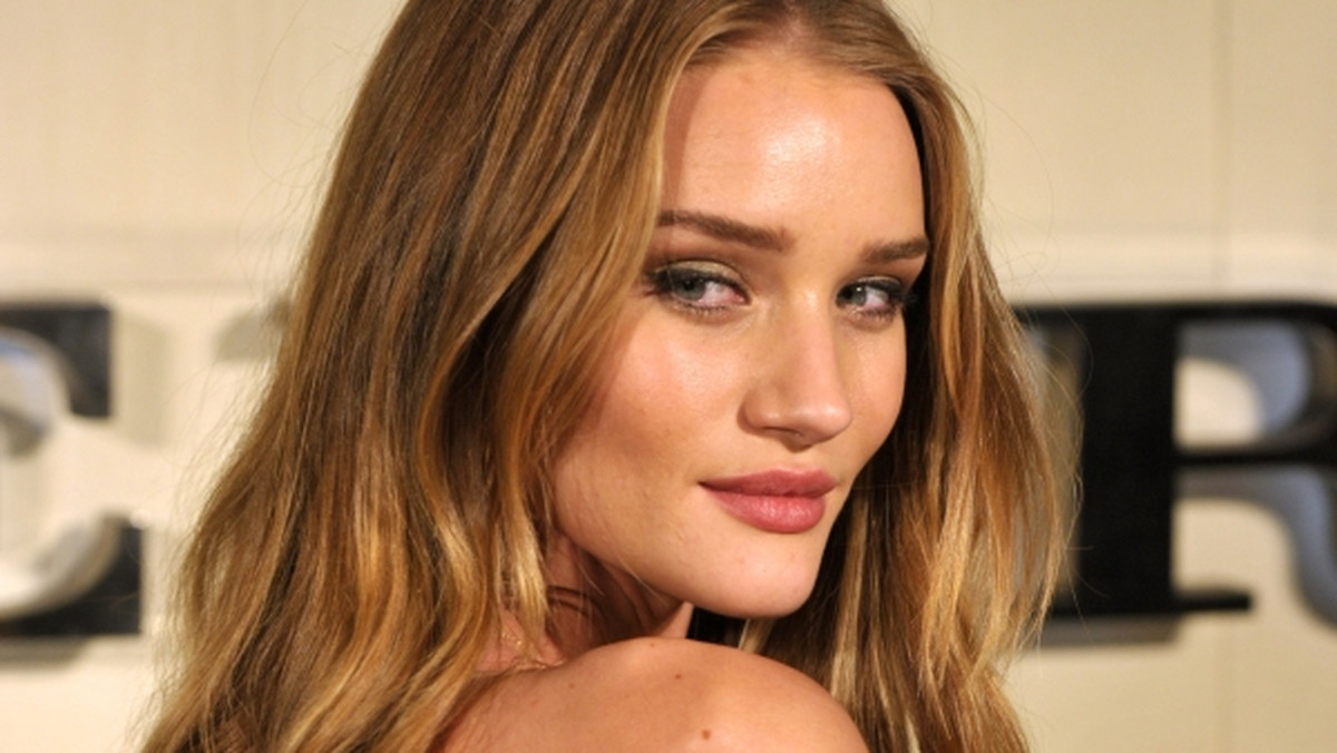 Rosie Huntington-Whiteley z odsłoniętymi plecami - zajawka